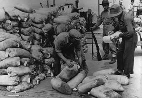 美国士兵站岗一批铀的卸货史密斯在加拿大。”width=