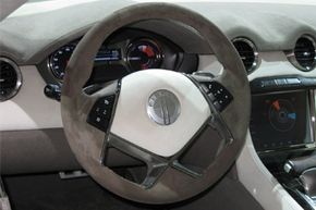 注意此Fisker Karma的方向盘上的电子控件。查看更多汽车安全图片。“width=