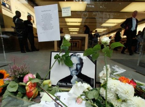tokens of remembrance for Steve Jobs outside an Apple Store in Germany