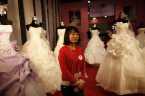 大多数新娘节目和婚礼博览会18新利最新登入在冬末'结婚旺季之前几个月。这张照片拍摄于2012年2月在上海中国国际婚礼博览会。”border=
