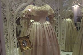 维多利亚女王的结婚礼服在2012年3月的还在肯辛顿宫。”border=