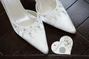 一枚硬币在新娘的鞋子也许是为了带来好运,但这也可能导致脚痛。”border=