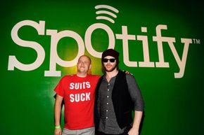 Spotify首席执行官Daniel EK（左）和企业家Sean Parker在肖恩·帕克（Sean Parker）的音乐庆祝活动中于2011年9月22日在旧金山举行。“width=