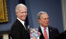 切斯利“Sully"2009年2月，萨伦伯格与纽约市长迈克尔·布隆伯格合影。美国航空公司的一架飞机在起飞后撞上了一些鸟类，萨伦伯格安全驾驶飞机坠入哈德逊河。＂border=