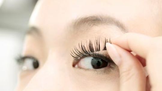 How to Apply Strip Eyelashes in 3 Steps