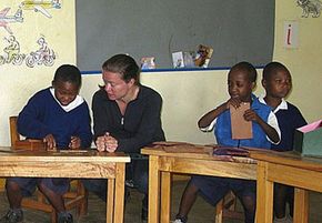 美国富布赖特研究员安吉拉·斯通-麦克唐纳在坦桑尼亚卢索托的Irente Rainbow学校(IRS)教残疾儿童。＂border=