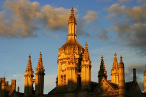 学生几乎可以在任何地方留学，比如英国剑桥大学的国王学院。查看更多大学照片。＂width=