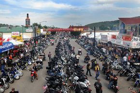 Sturgis, S.D的主要街道挤满了人和摩托车，第69届Sturgis摩托车拉力赛于2009年8月6日达到了中点。查看更多摩托车图片。＂width=