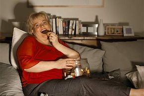 美国人平均消耗22茶匙或添加糖110克一天。建议的量是6到9茶匙。”width=