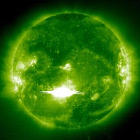 2003年10月28日，Sunspot 486爆发了强大的太阳耀斑。耀斑以光速向地球传播X射线，导致电离层的无线电风暴。“border=