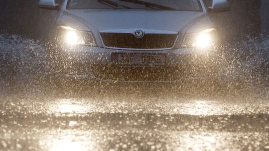 Should you wear sunglasses while driving in the rain?