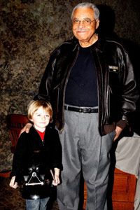 一个ctor James Earl Jones, the original voice of Darth Vader, poses with six-year-old Max Page, who played the iconic "Star Wars" character in a 2011 Super Bowl commercial for Volkswagen.”border=