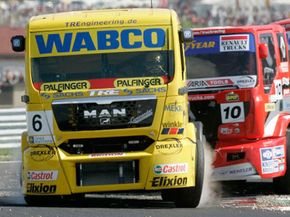 Super truck racing made a brief appearance in the United States during the 2001 race season.­