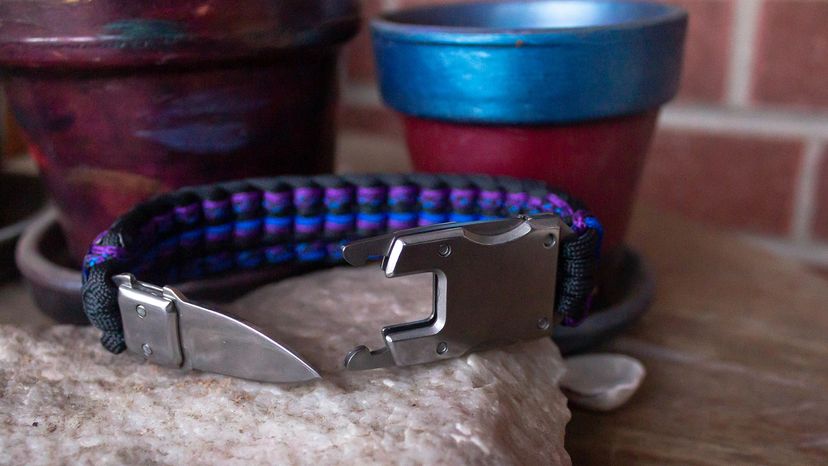 survival bracelet with knife