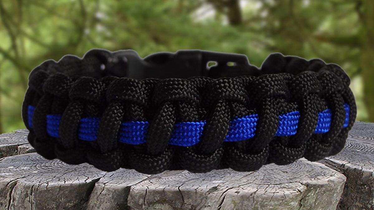 Paracord survival store bracelet uses