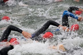 JackRabbit的游泳训练包括公开水域的铁人三项练习。＂border=