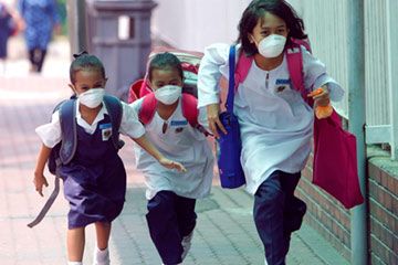 students wearing swine flu masks