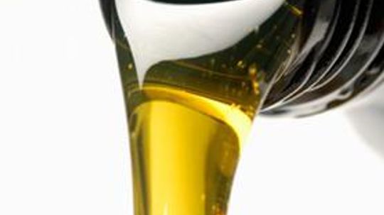 Synthetic vs. Conventional Motor Oil: Which is Best for Your Needs and Environment's?