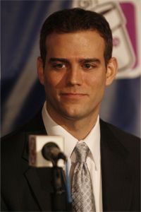 波士顿红袜队(Boston Red Sox)总经理西奥·爱泼斯坦(Theo Epstein)接受了赛博计量法，聘请比尔·詹姆斯(Bill James)担任顾问。＂width=