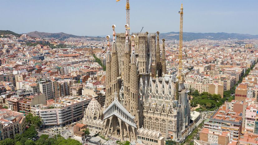 unfinished Sagrada Familia Basilica exterioer