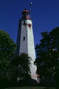 位于新泽西州的桑迪胡克灯塔(Sandy Hook Light)建于1764年，至今仍在使用，是美国最古老的持续工作的灯塔。查看更多关于灯塔的图片。＂width=