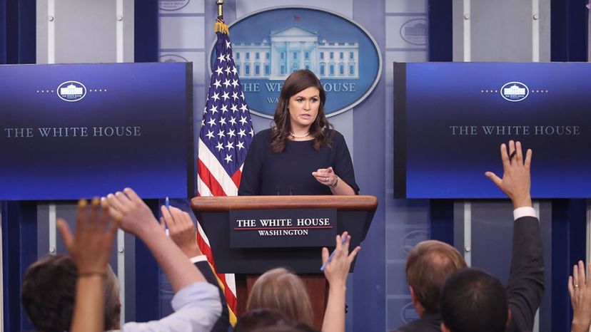 莎拉·赫卡比·桑德斯（Sarah Huckabee Sanders）在白宫新闻发布会“width=