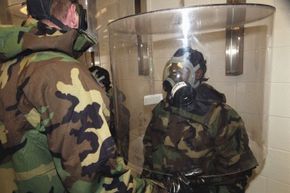 在部队接触沙林和生活VX神经毒气,士兵们使用芳香剂和/或腐蚀性测试他们的面具。”border=