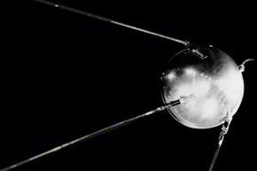 Sputnik 1，第一个卫星，显示了四个鞭子天线“border=