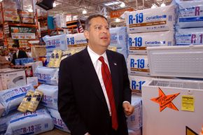 当时的美国2003年，能源部长斯宾塞·亚伯拉罕(Spencer Abraham)在家得宝(Home Depot)商店兜售安装适当隔热材料的好处。查看更多有关绿色生活的图片。＂width=