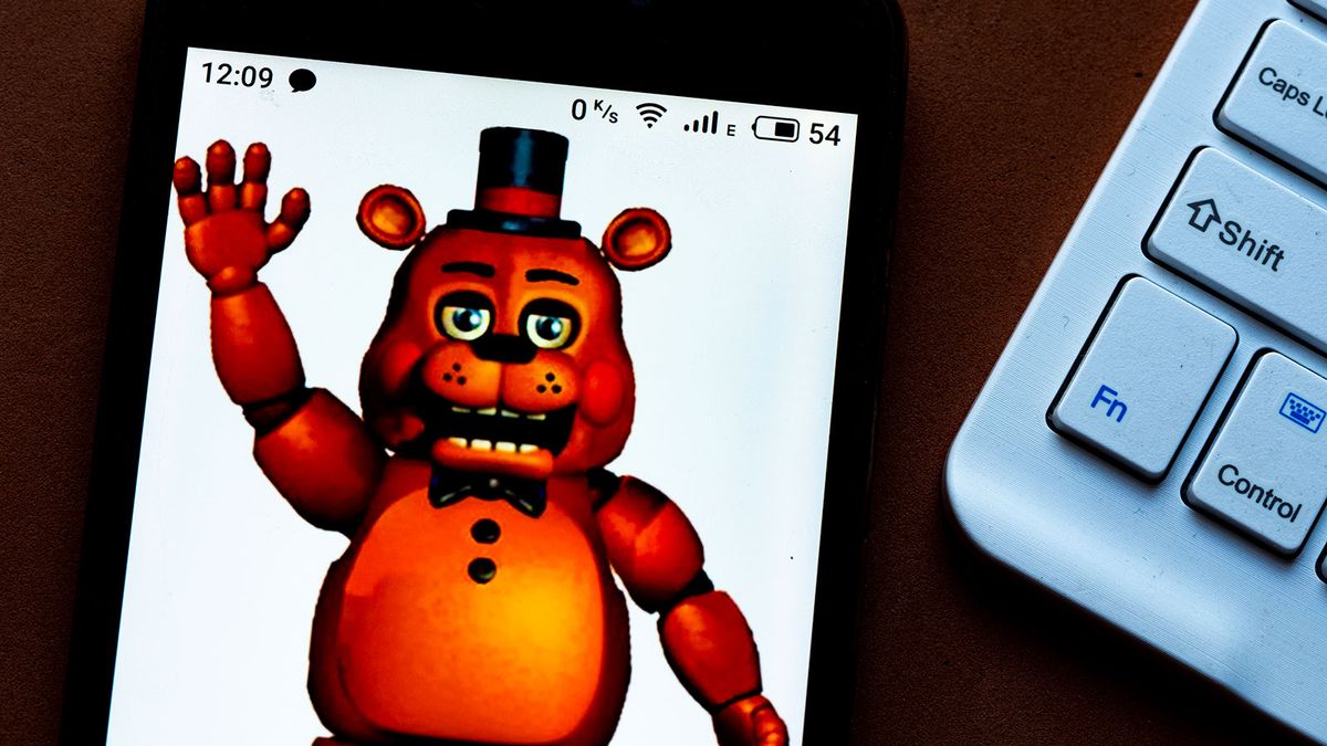 How to stop Freddy Fazbear in FNAF 1 - Quora