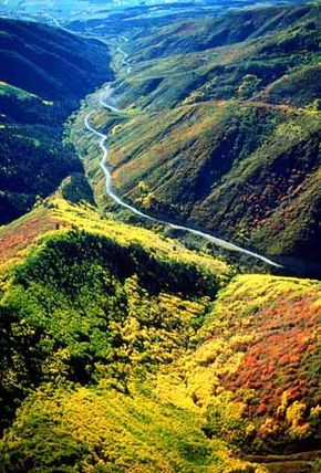 沿着亨廷顿/埃克尔斯峡谷风景小路行驶时，可以看到五彩缤纷的峡谷。＂border=