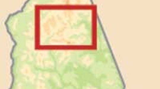 新罕布什尔州风景开车:白色山间的小路”border=
