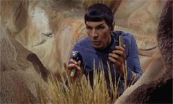 Spock用他的移动器低调，这也许是科幻小说中最著名的武器之一。看到我们的收藏基本小工具图片.“width=