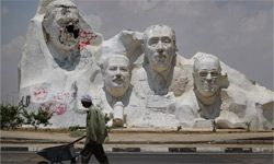 Zewail在埃及和科学界都是一件大事。这座雕塑的主角是前总统穆巴拉克(左)和埃及诺贝尔奖得主艾哈迈德·泽维尔(左至右)、安瓦尔·萨达特和纳吉布·马哈福兹。＂border=