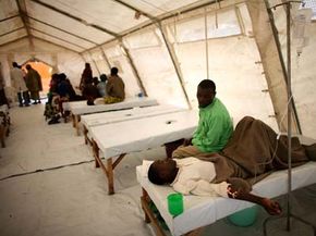 2008年，在刚果民主共和国戈马城外的基巴提难民营，一名刚果人在无国界医生帐篷诊所接受霍乱治疗。＂border=