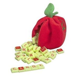 《Scrabble Apple》的玩家不用板子，而是从毛绒苹果中取出磁砖。＂border=