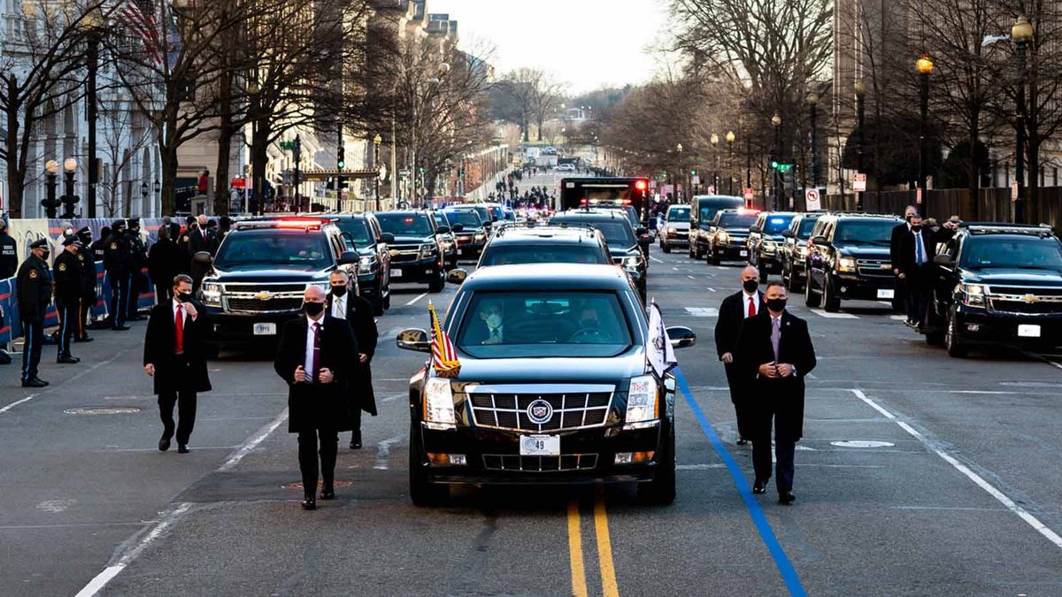 Did This Secret Service Agent Wear Fake Hand During Trump's Inauguration  Parade? 