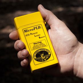 一个MicroPLB型GXL手持设备，用于发送求救信号，类似于微波单片公司在艾比·桑德兰旅行前给她的那个。她用它通过国际搜救卫星网络向美国发送信号。＂width=