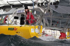 2010年，艾比·桑德兰在南非的游艇上，这是她争取成为单人环球航行最年轻的人的一部分。几周后，她的船在印度洋受损，获救。科技救了她的命。＂width=