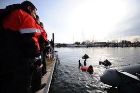 由美国海岸警卫队和弗吉尼亚港务局主办的第七届年度搜索和救援论坛的参与者正在进行海上搜索和救援培训。＂border=