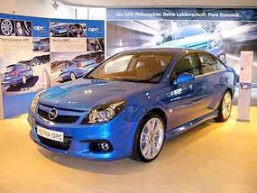 2008年在德国柏林的2006年Opel Zentrum的Opel Vectra。“border=