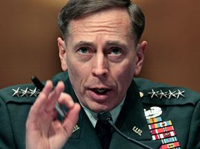 彼得雷乌斯将军在2008年参议院确认听证会上他的任命的美国中央司令部。”border=