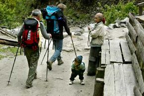 尽管年轻的夏尔巴人正在Solu-Khumbu,国家地理杂志的一项研究发现,夏尔巴人不担心西方游客的影响。”border=