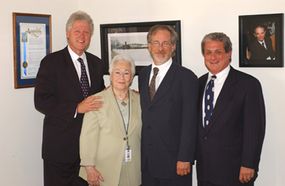 左至右:比尔·克林顿,幸存者蕾妮·费尔斯通,史蒂芬·斯皮尔伯格和道格拉斯·格林伯格”border=