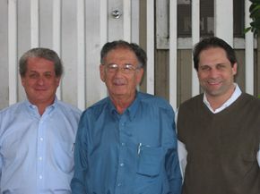 左至右:道格拉斯·格林伯格,耶胡达博士鲍尔(著名的大屠杀历史学家),副总裁和阿里Zev大屠杀基金会的管理”border=