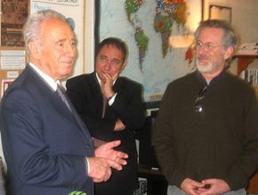 西蒙·佩雷斯,诺贝尔和平奖得主,以色列前总理(下图左),参观了大屠杀基金会在2004年1月。在这里,他与以色列Yuval Rotem总领事和史蒂芬·斯皮尔伯格聊天的基础上的教育部门。”border=