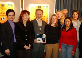 Edelgard Bulmahn, Germany's Federal Minister of Education, and Steven Spielberg congratulate past winners of the student contest "Remembering for the Present and the Future - Tolerance wins!"”border=