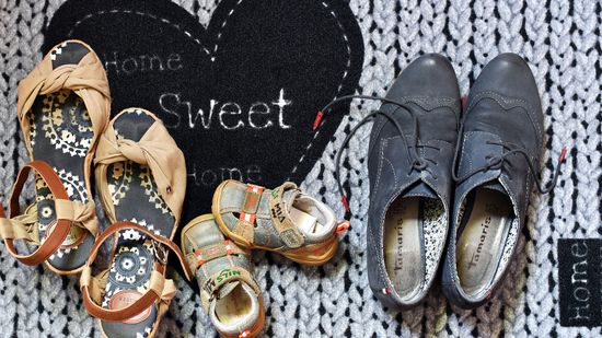 你应该总是脱掉鞋子在你家里吗?”class=