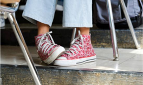 5流行风格的返校鞋子的女孩”class=