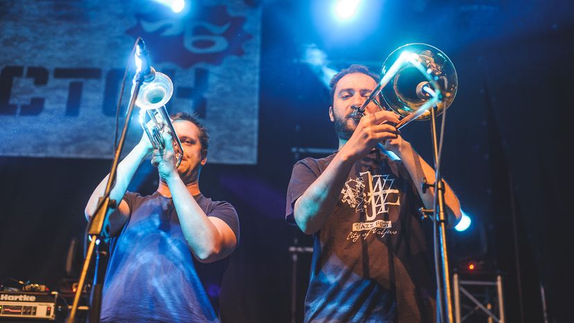 Ska punk band Samostalni Referenti performing